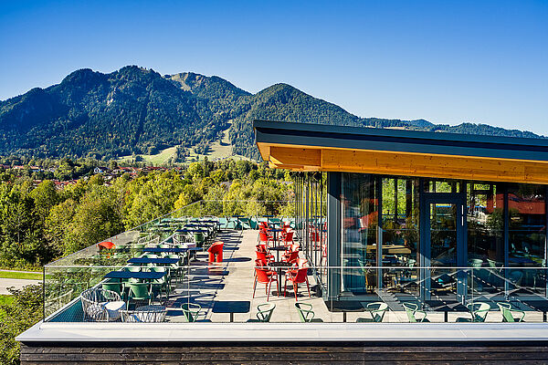 Sonnige Rooftop-Terrasse des Flesslers Lenggries mit Bergblick auf das Brauneck