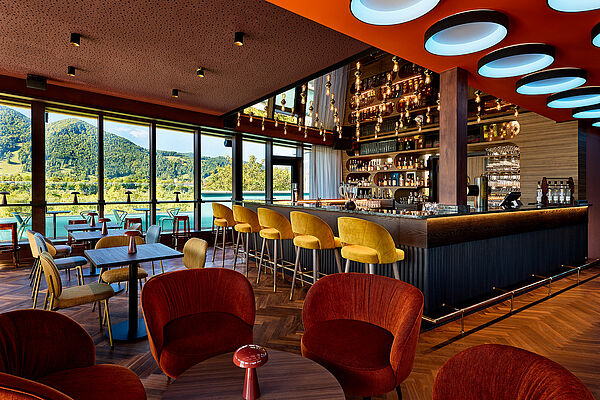 Moderne Rooftop-Bar des Flesslers Lenggries mit stilvoller Einrichtung