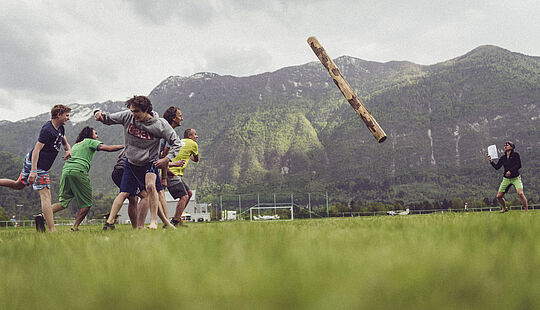 Teamchallenge mit Baumstammweitwurf beim Firmenevent mit Montevia