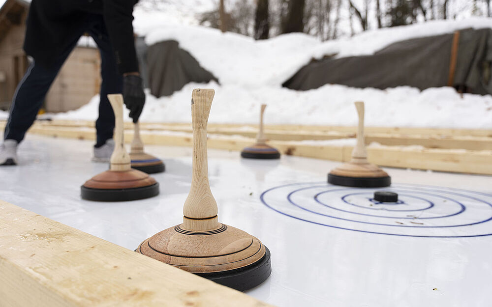 Nahaufnahme eines Eisstocks während eines Spiels am Brauneck.