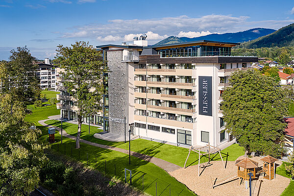 Außenansicht des neuen Flesslers Tagungshotels mit Kletterwand an der Hauswand