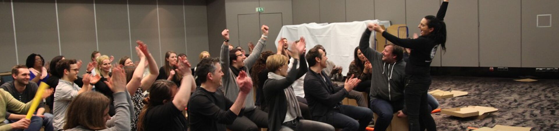 Cajon Team-Trommelworkshop für Firmen bei München
