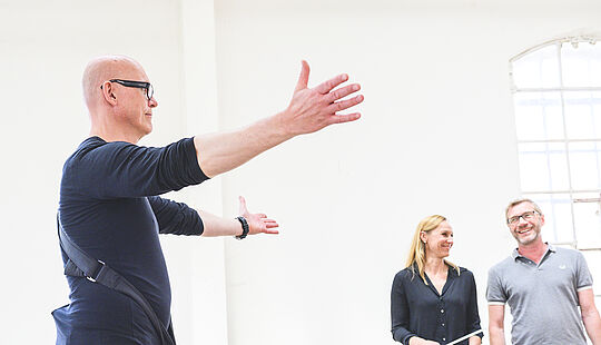 Montevia-Trommeltrainer gibt mit den Händen rhythmische Zeichen beim Workshop
