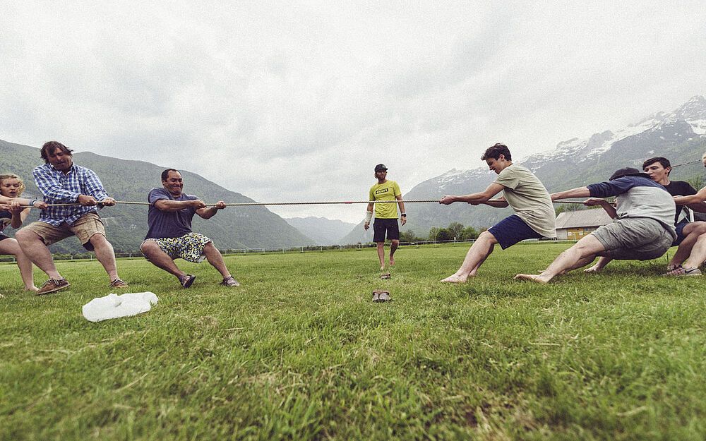 Zwei Teams treten beim Outdoor-Event im Tauziehen gegeneinander an